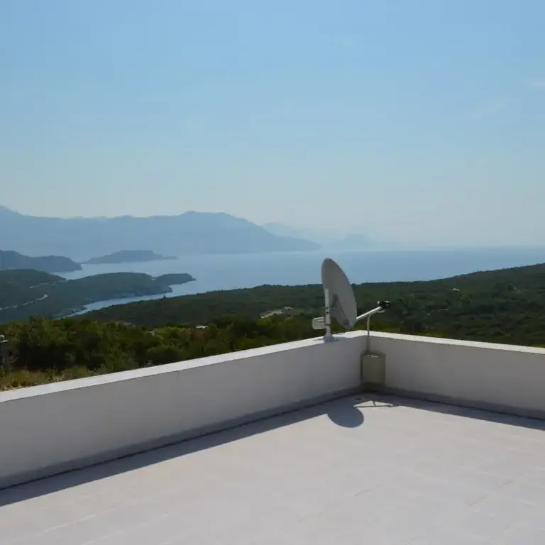 Posjeduje panoramski pogled na more