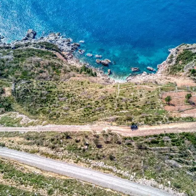 Zemljiste se nalazi na samoj obali mora