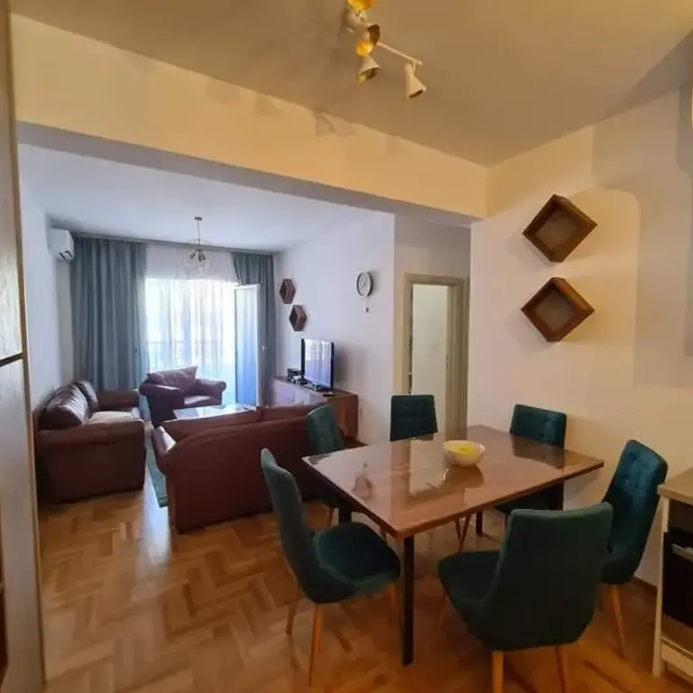 Dnevni boravak sa trpezarijom posmatrano iz kuhinje