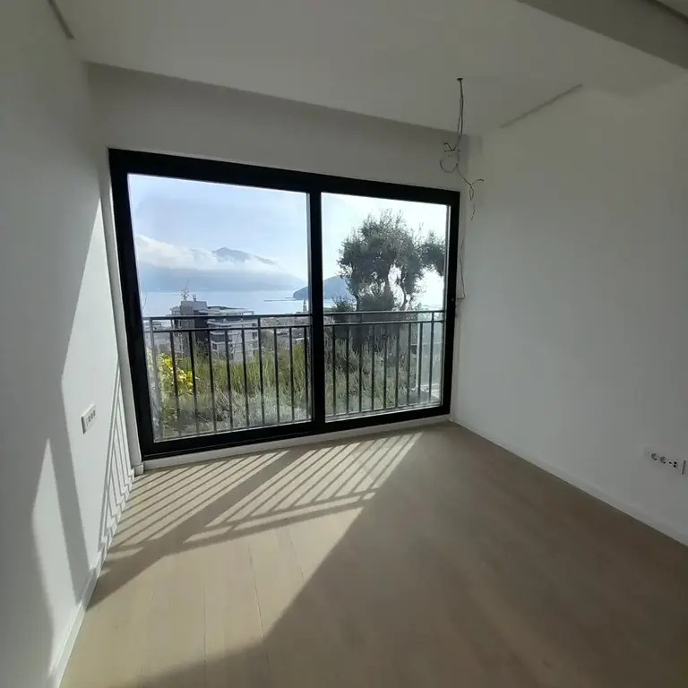 Spavaca soba takodje posjeduje panoramski pogled na more