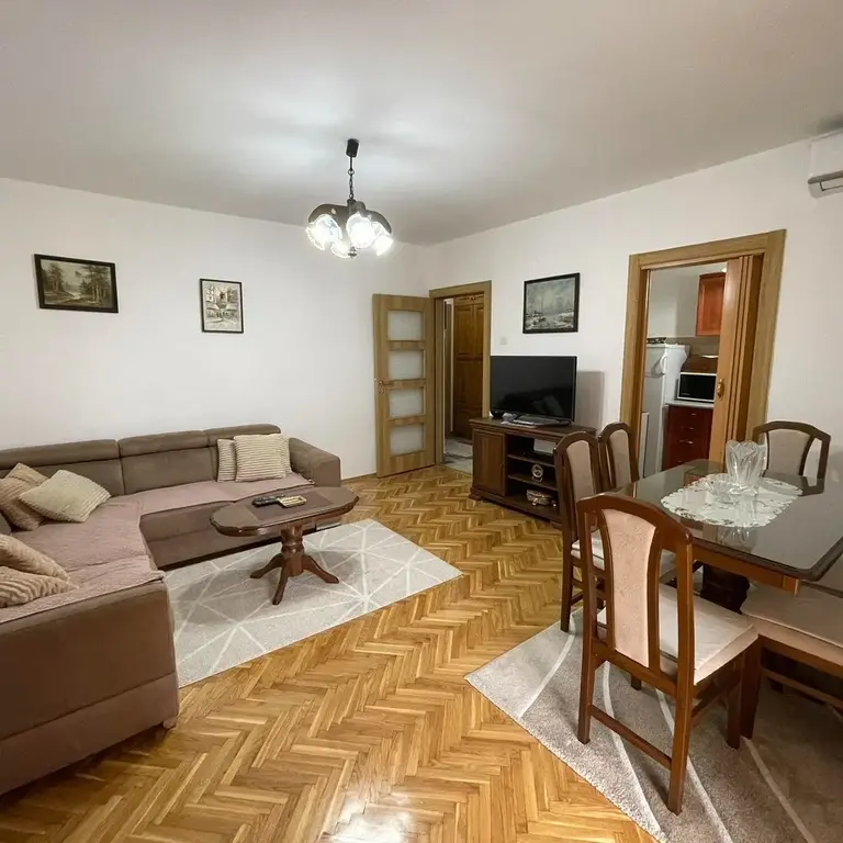 Dnevni boravak sa trpezarijom