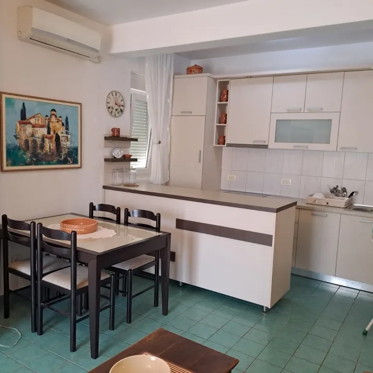 Kuhinja sa trpezarijom