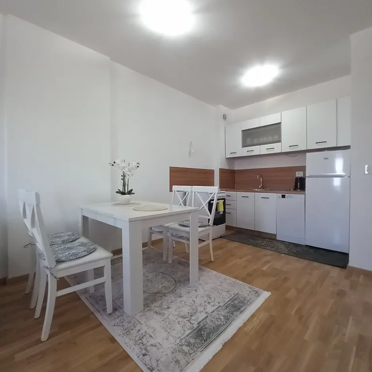 Kuhinja sa trpezarijom