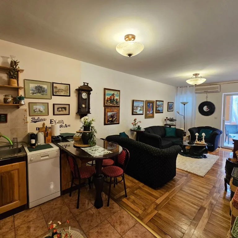 Dnevni boravak posmatrano sa ulaznih vrata