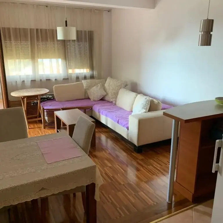 Dnevni boravak posmatrano iz kuhinje