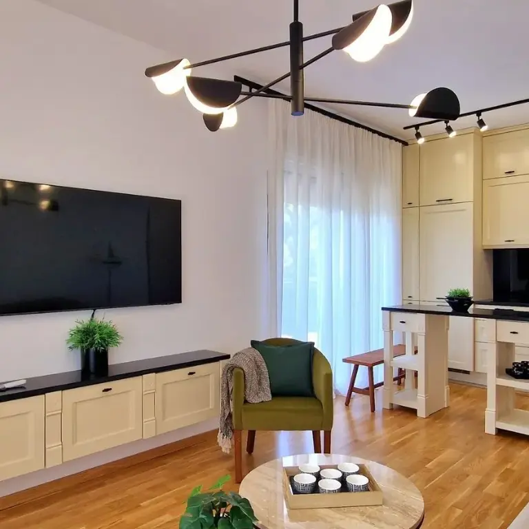 Dnevni boravak sa kuhinjom i trpezarijom