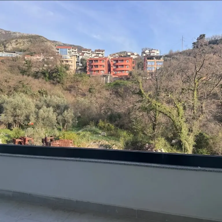Posjeduje pogled na zelenilo sa terase