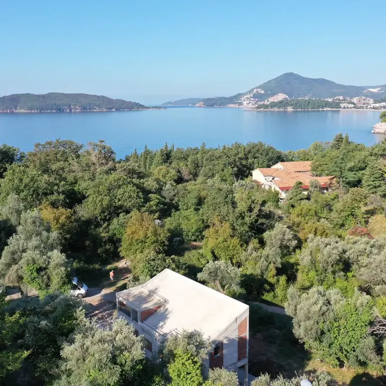 Zemljiste posjeduje pogled na more