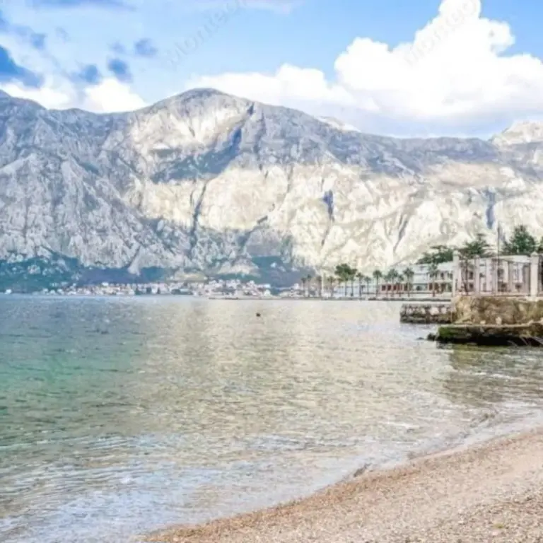 Kuca se nalazi na samoj obali mora Kuca se nalazi na samoj obali mora