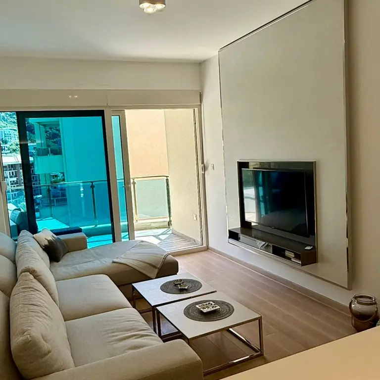 Dnevni boravak posmatrano iz kuhinje