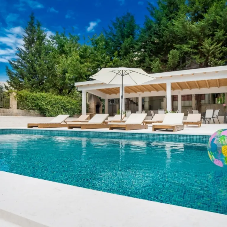 Vila posjeduje bazen i prostor za odmor