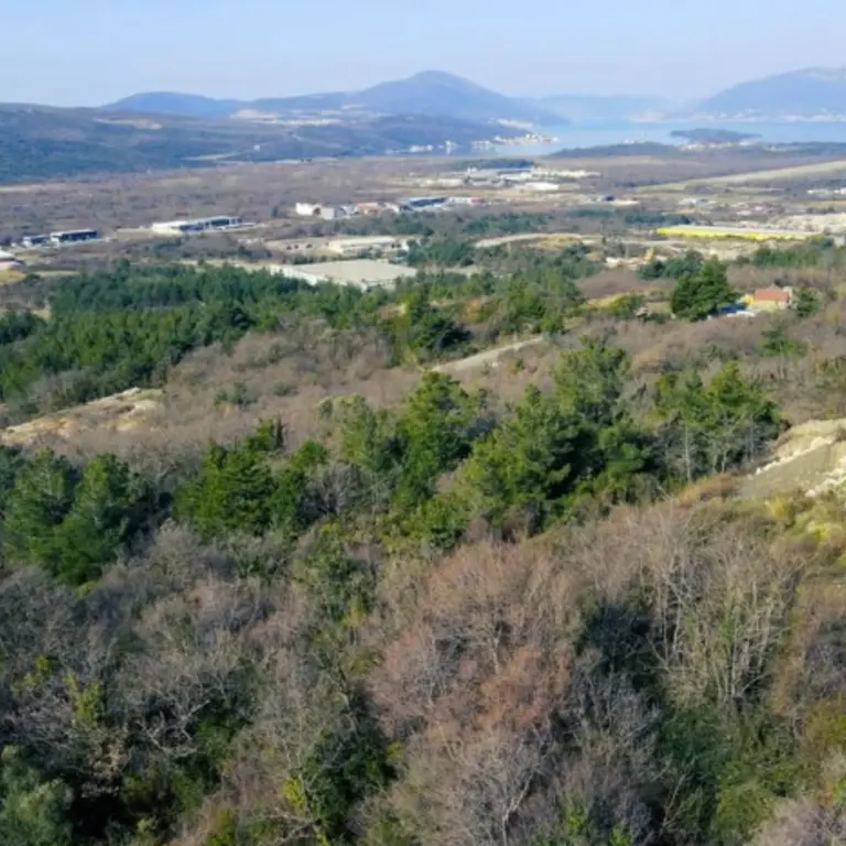 Na njemu je dozvoljena izgradnja stambenog objekta spratnosti P+1+PK