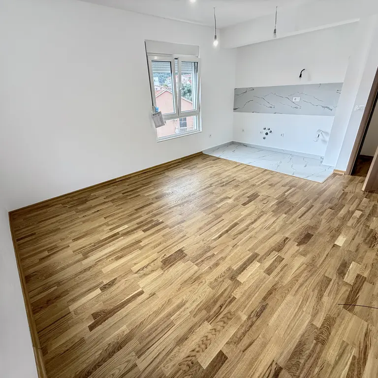 Dnevni boravak sa kuhinjom i trpezarijom