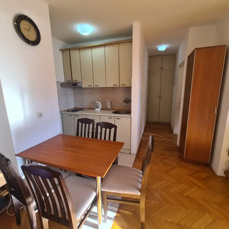 Kuhinja sa trpezarijom u jednom stanu Kuhinja sa trpezarijom u jednom stanu