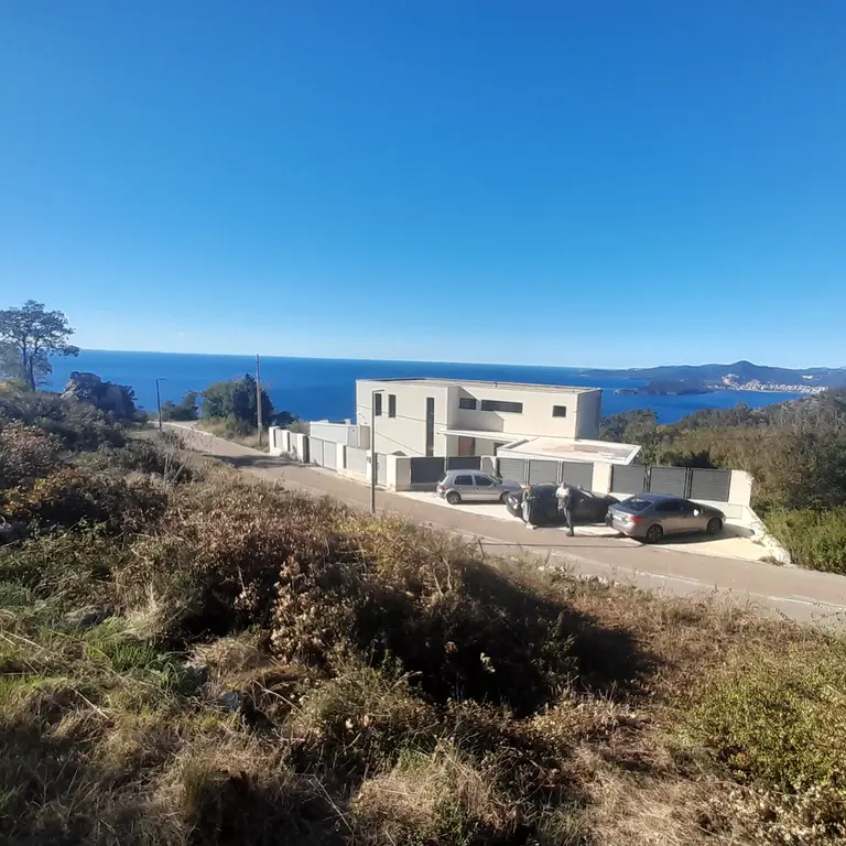 Posjeduje pogled na more