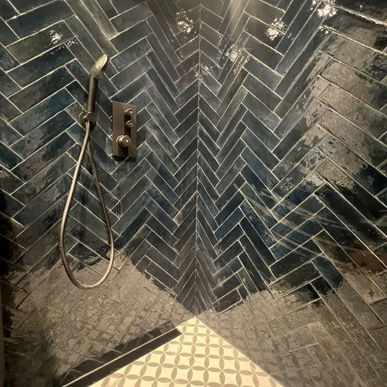 Dio kupatila sa tus kabinom