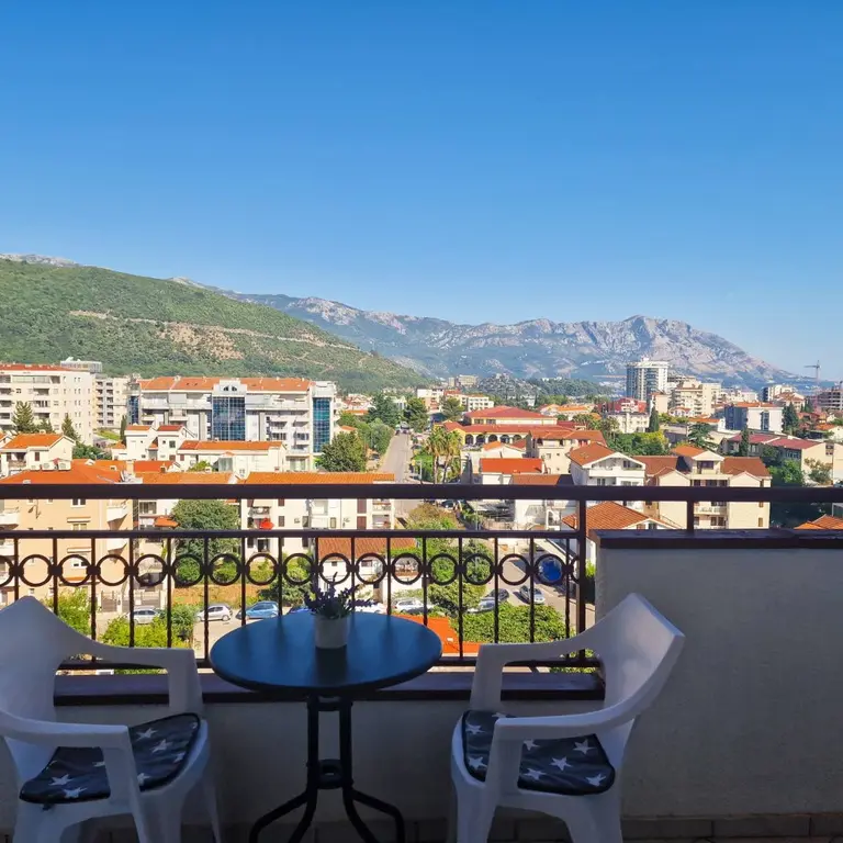 Stan posjeduje tri terase