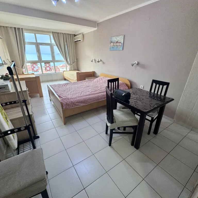 Dnevni boravak sa trpezarijom posmatrano iz hodnika