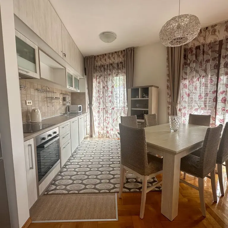 Kuhinja sa trpezarijom