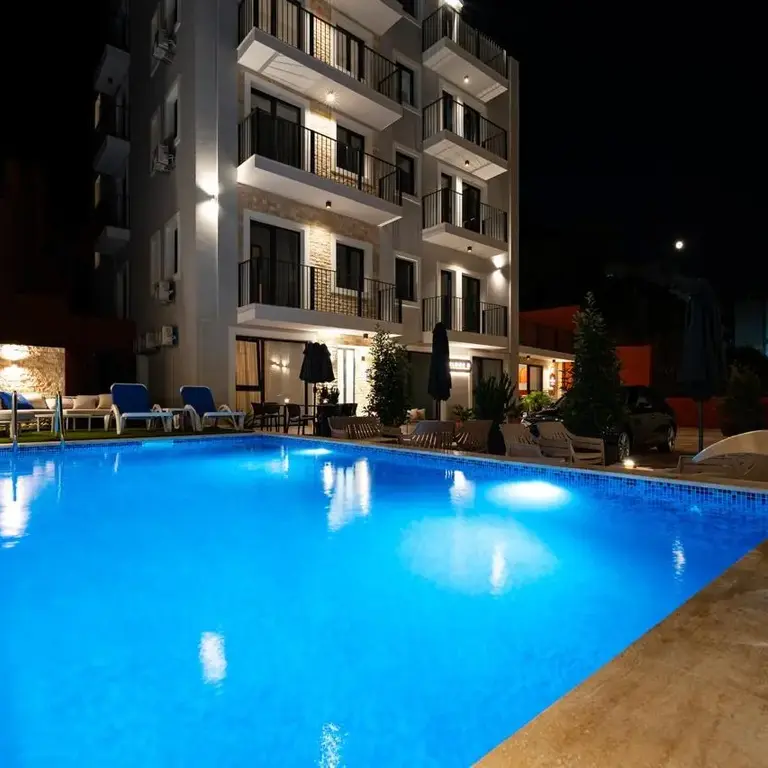 U okviru kompleksa se nalazi bazen