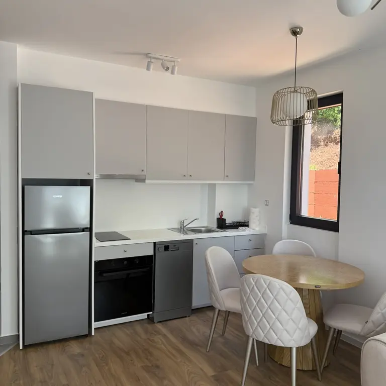 Kuhinja sa trpezarijom