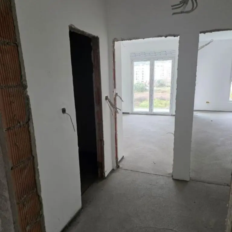 Hodnik i ulaz u dnevni boravak