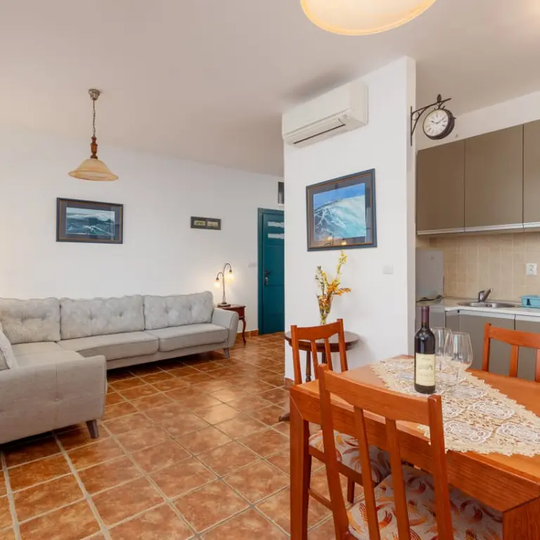 Dio dnevnog boravka sa kuhinjom i trpezarijom