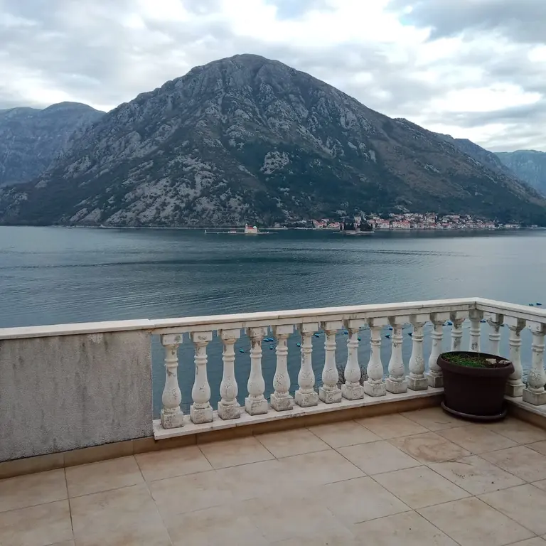 Sa terase se pruza panoramski pogled na more