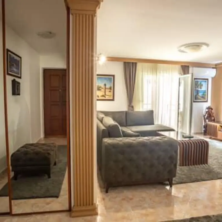 Dnevni boravak posmatrano iz hodnika