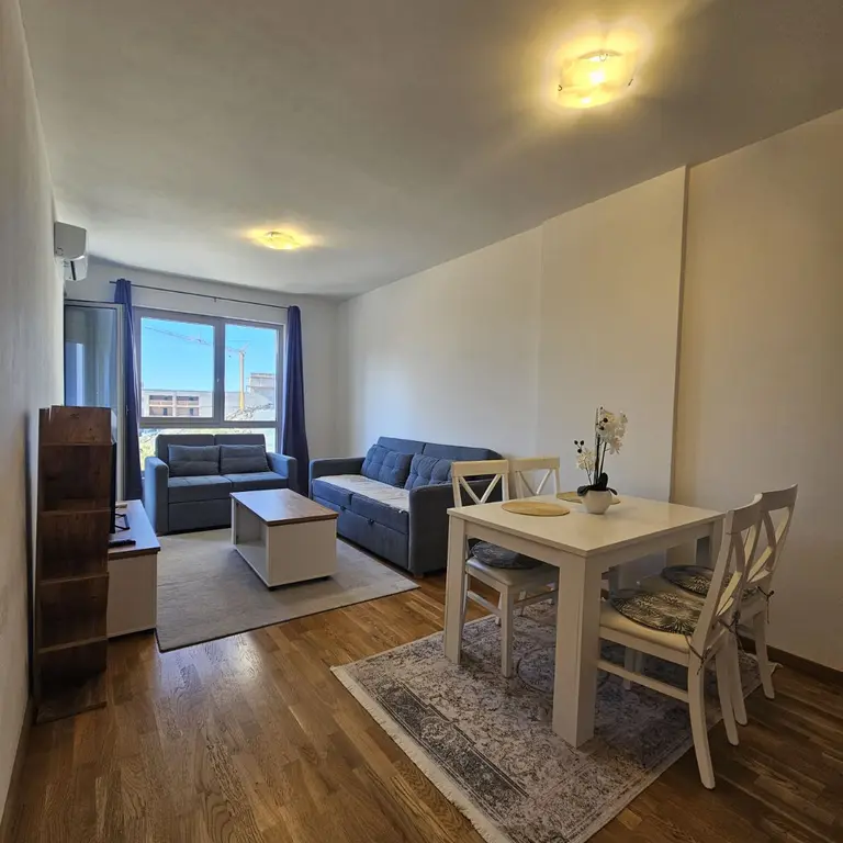 Dnevni boravak sa trpezarijom posmatrano iz hodnika