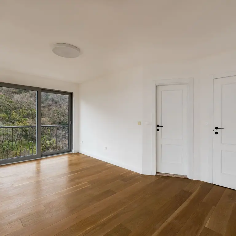 Jedna od postojece tri spavace sobe