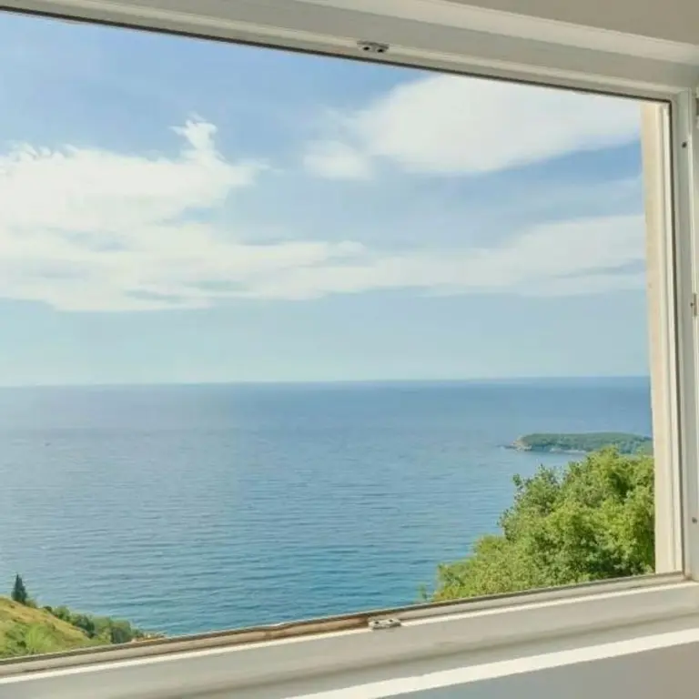 Svaka prostorija u stanu posjeduje pogled na more