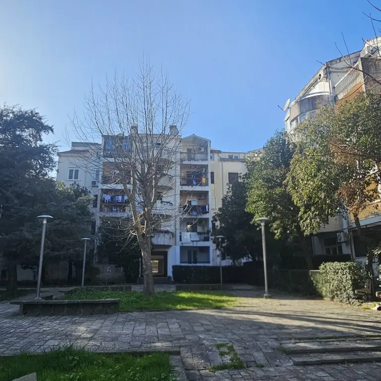 Dvoriste zgrade u kojoj se stan nalazi