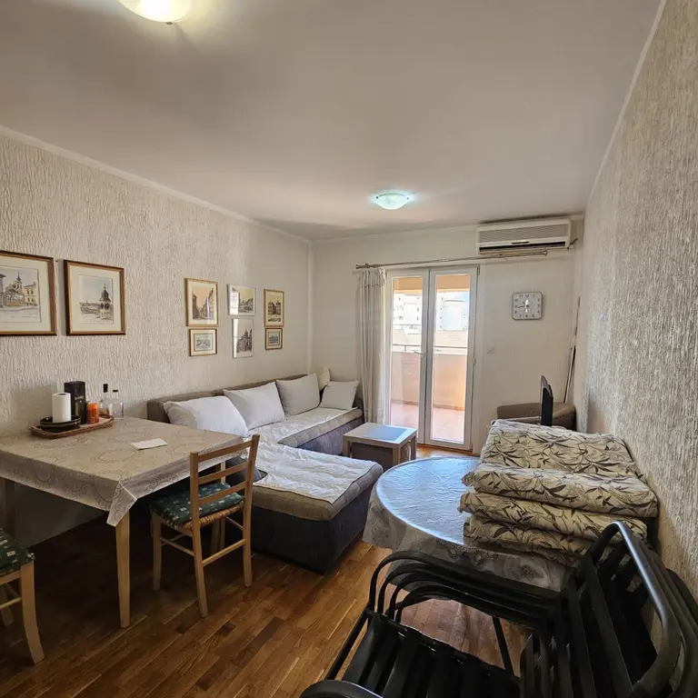 Dnevni boravak posmatrano iz kuhinje