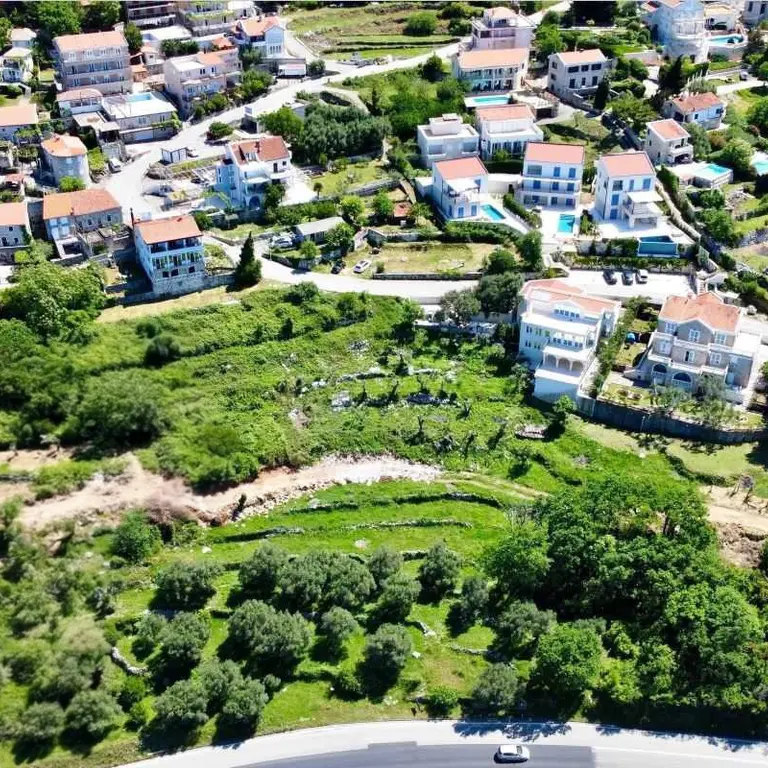 Zemljiste se nalazi u naseljenom dijelu Blizikuca i donje ga vodi asfaltirani put