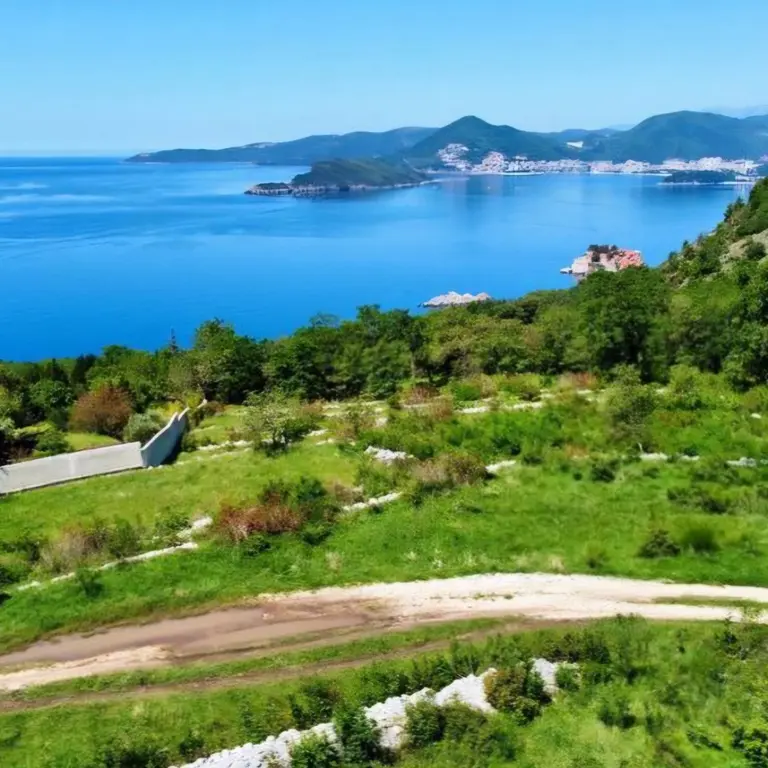 Zemljiste zauzima ukupnu povrsinu od 9783m2 i posjeduje panoramski pogled na more