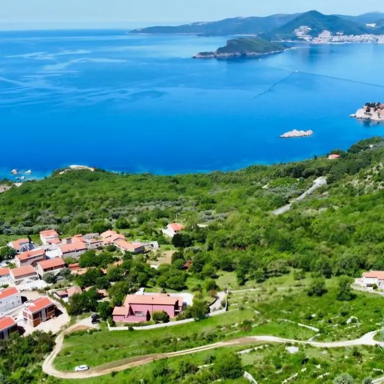 Smjesteno je u Blizikucama u blizini Svetog Stefana