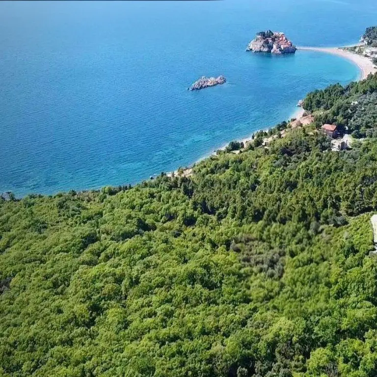 Zemljiste posjeduje panoramski pogled na more