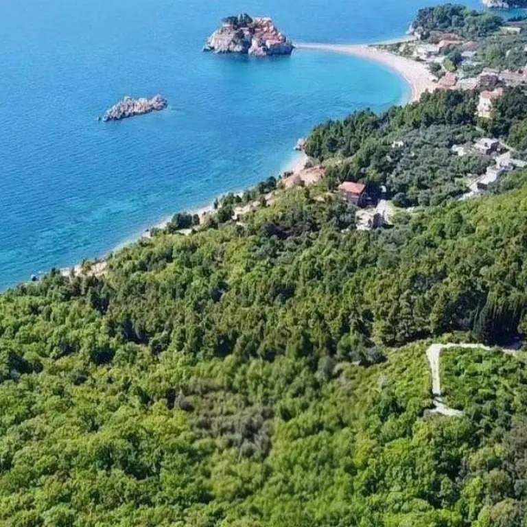 Zemljiste posjeduje povrsinu od 1130m2