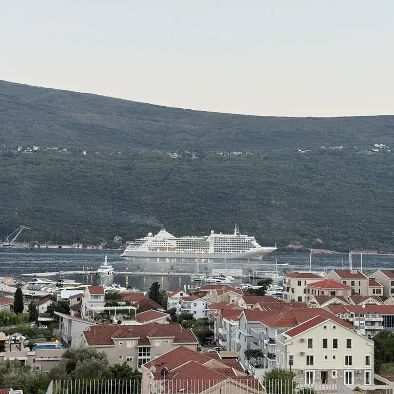 Stan posjeduje panoramski pogled na more i zaliv