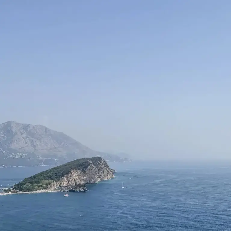 Stan posjeduje panoramski i trajan pogled na ostvro Sveti Nikola