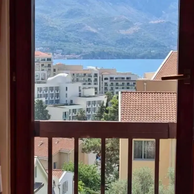 Stan i iz spavace sobe posjeduje pogled  na more