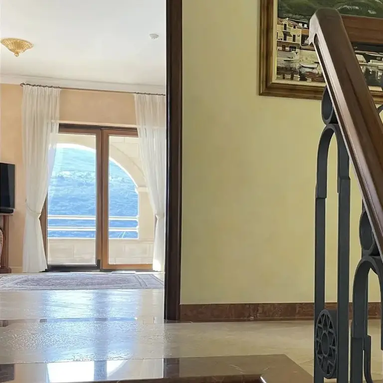 Na ukupno tri etaze vodi unutrasnje stepeniste