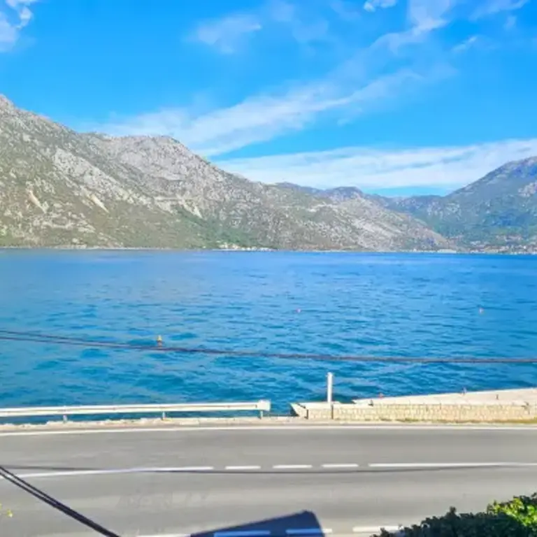 Kuca posjeduje otvoren pogled na more