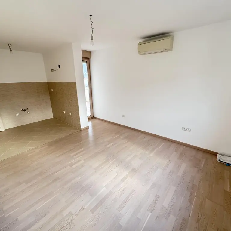 Dnevni boravak sa kuhinjom i trpezarijom