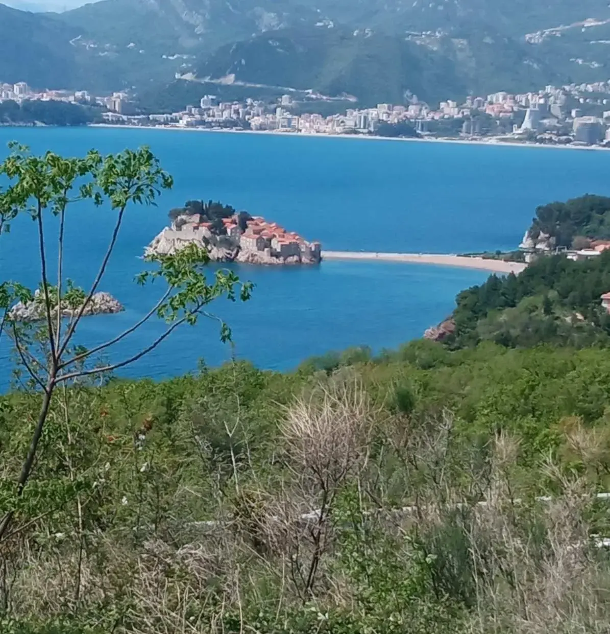 Zemljiste posjeduje nesmetan pogled na more i Sveti Stefan