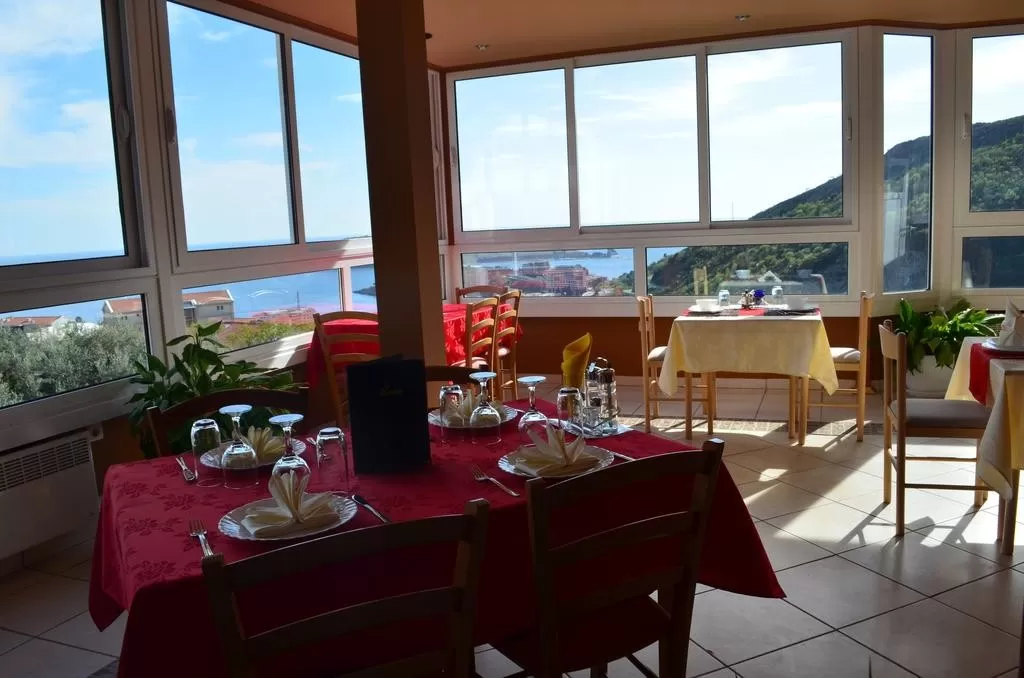 Restoran sa kojeg se pruza panoramski pogled na more