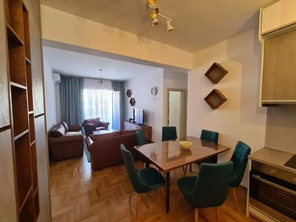 Dnevni boravak sa trpezarijom posmatrano iz kuhinje