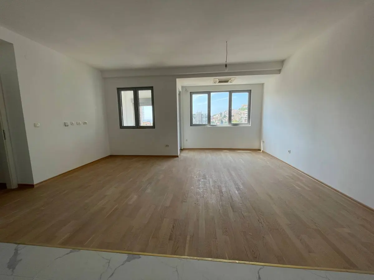 Dnevni boravak posmatrano iz kuhinje