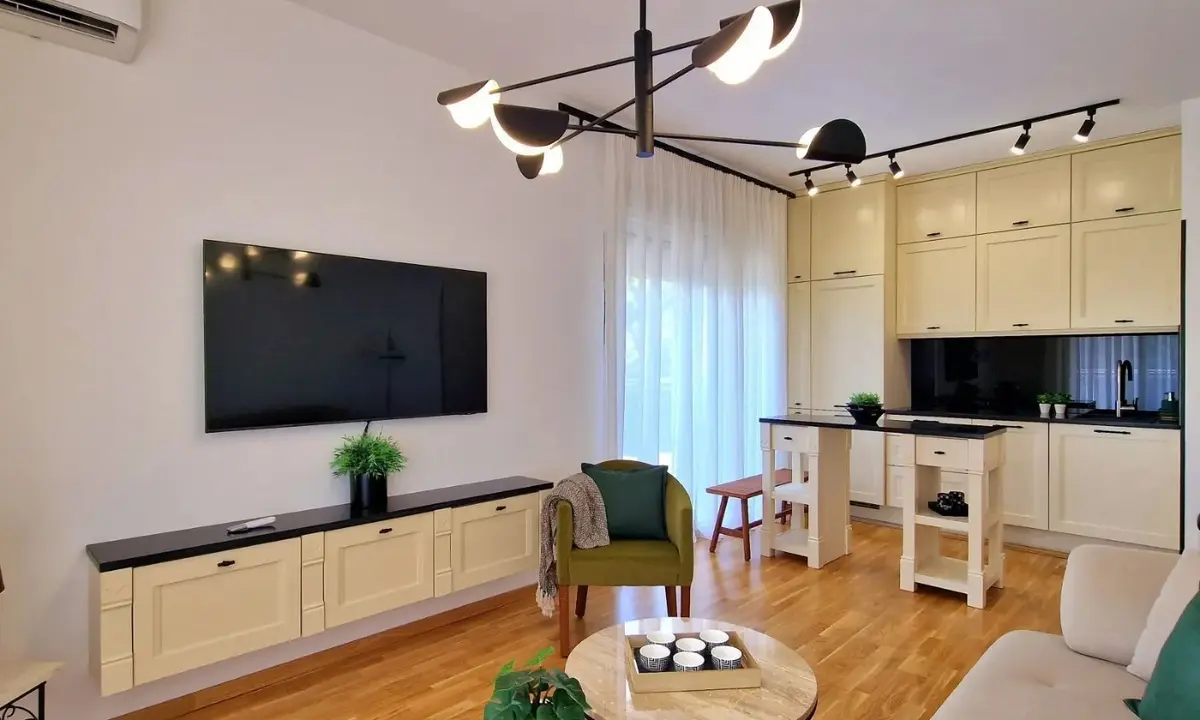 Dnevni boravak sa kuhinjom i trpezarijom